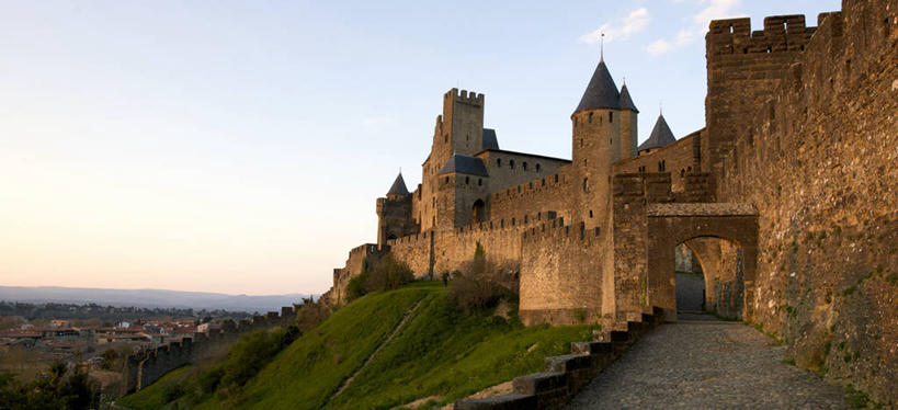 无人,家,横图,全景,俯视,室外,白天,旅游,度假,草地,草坪,名胜古迹,天际线,植物,标志建筑,地标,建筑,法国,欧洲,阴影,遗迹,光线,瓦片,影子,堡垒,城堡,房屋,墙,屋顶,屋子,云,云朵,云彩,顶棚,瓦,古迹,文物,娱乐,建设,古建筑,楼房,墙壁,墙面,住宅,草,树,树木,蓝色,绿色,白云,蓝天,天空,阳光,自然,天,享受,休闲,旅游胜地,放松,建造,生长,晴朗,成长,西欧,要塞,法兰西,古文明,屋瓦,法兰西共和国,卡尔卡松,首府,法兰西第五共和国,朗格多克.鲁西永,朗格多克.鲁西永大区,设防,奥德省,晴空,彩图,高角度拍摄,房子,卡尔卡松区