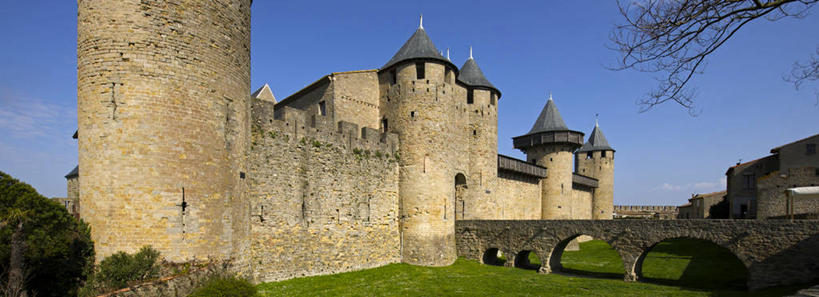 无人,家,横图,室外,白天,正面,旅游,度假,草地,草坪,名胜古迹,植物,标志建筑,地标,建筑,桥梁,法国,欧洲,阴影,遗迹,光线,影子,堡垒,城堡,房屋,墙,屋子,云,云朵,桥,云彩,古迹,文物,娱乐,建设,古建筑,石桥,楼房,拱桥,墙壁,墙面,住宅,草,树,树木,蓝色,绿色,白云,蓝天,天空,阳光,自然,天,享受,休闲,旅游胜地,放松,拱形,生长,晴朗,成长,人行桥,石拱桥,西欧,要塞,法兰西,古文明,法兰西共和国,卡尔卡松,首府,法兰西第五共和国,朗格多克.鲁西永,朗格多克.鲁西永大区,设防,奥德省,晴空,彩图,房子,卡尔卡松区