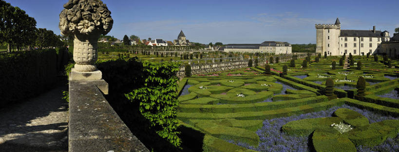 无人,家,横图,室外,白天,正面,旅游,度假,草地,草坪,河流,名胜古迹,水,植物,标志建筑,地标,建筑,法国,欧洲,阴影,遗迹,光线,影子,堡垒,城堡,房屋,屋子,河水,水流,云,云朵,云彩,古迹,文物,娱乐,建设,古建筑,楼房,住宅,草,树,树木,蓝色,绿色,白云,蓝天,天空,阳光,自然,天,享受,休闲,旅游胜地,放松,生长,晴朗,成长,西欧,要塞,法兰西,古文明,法兰西共和国,首府,法兰西第五共和国,图尔,维朗德里城堡,设防,安德尔.卢瓦尔省,中央大区,晴空,彩图,房子