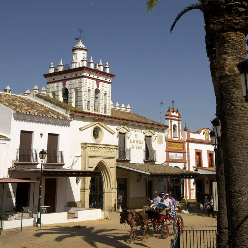 西方人,教堂,坐,方图,室外,白天,正面,民族服装,旅游,度假,窗户,标志建筑,地标,建筑,马,野生动物,西班牙,欧洲,欧洲人,行人,阴影,节日,光线,影子,马车,许多人,注视,文化,娱乐,建设,安达卢西亚,塞维利亚,路人,玻璃窗,车,蓝色,蓝天,天空,阳光,动物,交通工具,天,观察,看,祈祷,一群人,享受,休闲,健康,旅游胜地,放松,许愿,运输,宗教,牲畜,信仰,晴朗,观看,纪念,祈求,察看,基督教,关注,南欧,天主教,载具,安达鲁西亚,塞维尔,万里无云,首府,西班牙王国,安达卢西亚自治区,过客,平安,男人,男性,年轻男性,年轻女性,女人,女性,白种人,晴空,晴空万里,坐着,彩图,全身,传统服装,民俗服,大教堂,礼拜堂,圣灵降临节,五旬节