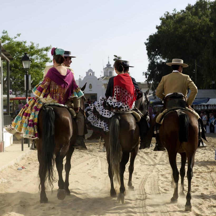 西方人,伙伴,朋友,坐,方图,室外,白天,民族服装,裙子,友谊,树林,植物,道路,路,马,野生动物,帽子,欧洲,欧洲人,骑马,阴影,连衣裙,节日,光线,影子,小路,交通,许多人,礼帽,文化,树,树木,骑,背面,蓝色,绿色,蓝天,天空,阳光,自然,动物,天,祈祷,一群人,健康,许愿,运输,宗教,牲畜,信仰,生长,晴朗,成长,纪念,祈求,基督教,天主教,万里无云,平安,友情,男人,男性,年轻男性,年轻女性,女人,女性,白种人,晴空,晴空万里,坐着,彩图,全身,传统服装,民俗服,圣灵降临节,五旬节