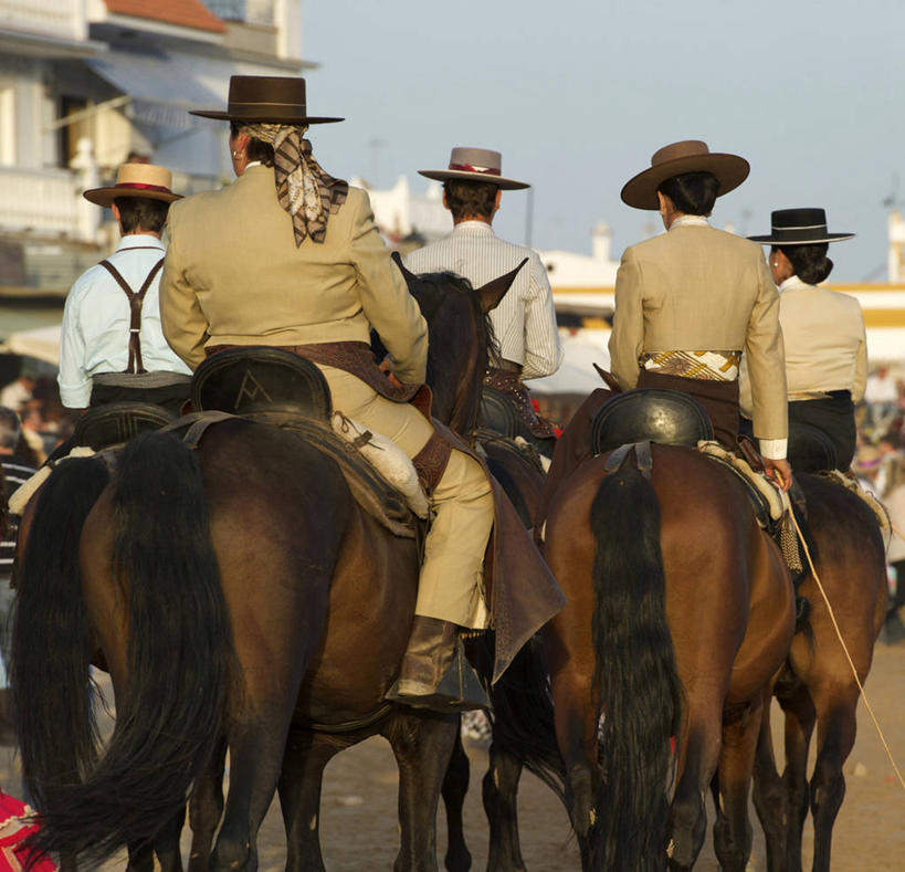 西方人,伙伴,朋友,坐,横图,室外,白天,西装,友谊,马,野生动物,帽子,欧洲,欧洲人,骑马,握,阴影,套装,正装,节日,光线,影子,许多人,注视,职业装,礼帽,文化,骑,背面,蓝色,蓝天,天空,阳光,动物,绳子,天,观察,看,祈祷,一群人,健康,握着,许愿,运输,宗教,牲畜,信仰,晴朗,观看,纪念,手柄,绳索,祈求,控制,察看,缰绳,基督教,关注,天主教,骑马装,万里无云,平安,友情,男人,男性,女人,女性,中年男性,中年女性,白种人,晴空,晴空万里,坐着,半身,彩图,马术服,骑马服,圣灵降临节,五旬节