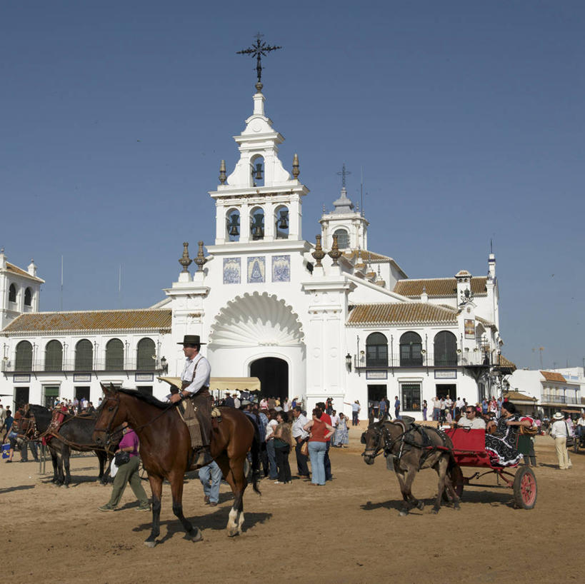 西方人,教堂,坐,走,横图,室外,白天,正面,民族服装,旅游,度假,标志建筑,地标,建筑,马,野生动物,帽子,西班牙,欧洲,欧洲人,行人,骑马,握,阴影,节日,光线,十字架,影子,许多人,注视,礼帽,文化,娱乐,建设,安达卢西亚,塞维利亚,路人,座位,马鞍,骑,蓝色,蓝天,天空,阳光,动物,绳子,天,观察,看,祈祷,一群人,享受,休闲,健康,旅游胜地,放松,握着,许愿,运输,宗教,牲畜,信仰,晴朗,观看,纪念,手柄,绳索,祈求,控制,察看,缰绳,基督教,关注,南欧,天主教,安达鲁西亚,塞维尔,万里无云,首府,西班牙王国,安达卢西亚自治区,马具,过客,平安,男人,男性,年轻男性,年轻女性,女人,女性,白种人,晴空,晴空万里,步行,散步,走路,坐着,半身,彩图,传统服装,民俗服,大教堂,礼拜堂,圣灵降临节,五旬节