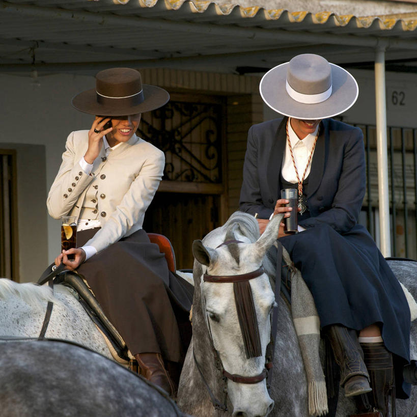 西方人,两个人,伙伴,朋友,坐,打电话,方图,室外,白天,正面,西装,爱情,友谊,马,野生动物,电话,帽子,手机,西班牙,欧洲,欧洲人,骑马,握,阴影,套装,正装,节日,光线,影子,墙,屋顶,浪漫,顶棚,注视,职业装,礼帽,文化,通讯设备,安达卢西亚,塞维利亚,墙壁,墙面,座位,马鞍,装饰品,骑,阳光,动物,戒指,绳子,饰品,首饰,低头,观察,看,祈祷,健康,恩爱,握着,许愿,运输,宗教,牲畜,信仰,观看,纪念,手柄,绳索,祈求,信物,控制,察看,缰绳,基督教,权利,关注,南欧,天主教,安达鲁西亚,骑马装,塞维尔,首府,西班牙王国,手饰,垂头,安达卢西亚自治区,马具,交流,平安,友情,年轻女性,女人,女性,白种人,沟通,通话,坐着,半身,彩图,马术服,骑马服,圣灵降临节,五旬节