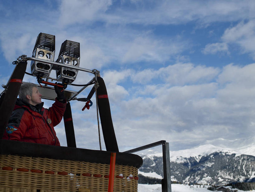 西方人,一个人,站,举,横图,室外,白天,正面,美景,山,雪,雪山,大雪,法国,欧洲,欧洲人,仅一个女性,仅一个人,阴影,服装,飞行,光线,影子,冰,积雪,景观,山峰,雪景,云,云朵,冬季,冬天,交通,山峦,云彩,注视,航空,衣服,红色,蓝色,白云,蓝天,天空,阳光,自然,热气球,交通工具,天,观察,看,托,站着,仅一个中年女性,温暖,景色,寒冷,运输,服饰,晴朗,观看,羽绒服,保暖,察看,冰冷,御寒,西欧,关注,法兰西,自然风光,载具,法兰西共和国,法兰西第五共和国,严寒,冰凉,酷寒,凛冽,凛凛,极冷,萨瓦省,冬装,女人,女性,中年女性,白种人,晴空,举起,举手,举着,向上举,向上伸,向上托,站立,半身,彩图,罗讷.阿尔卑斯,罗讷.阿尔卑斯大区,高雪维尔,三峡谷,三峡谷滑雪场