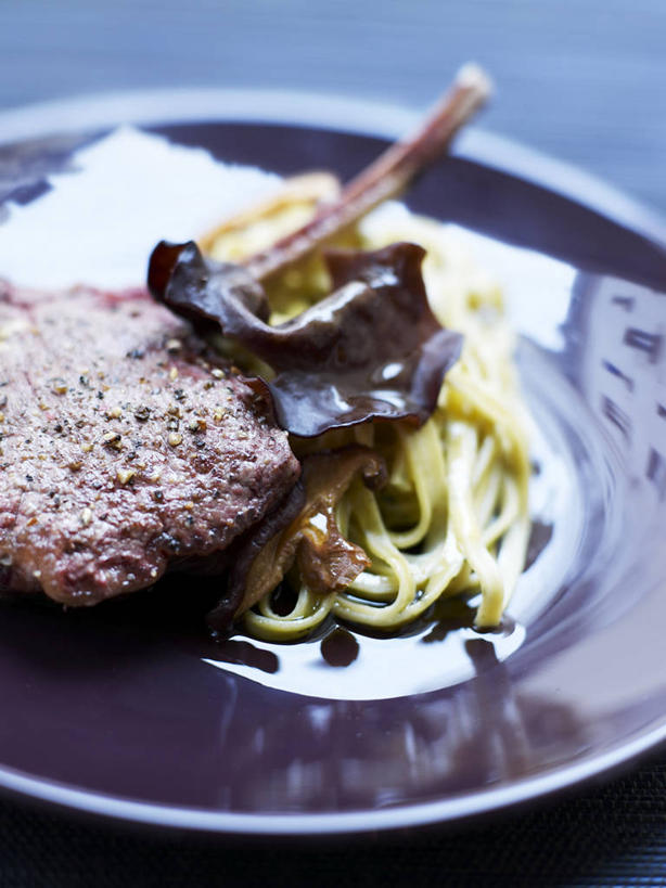 面食,面条,意大利面,无人,竖图,俯视,室内,特写,白天,西餐,餐桌,桌子,蔬菜,餐具,一堆,许多,阴影,堆叠,堆积,朦胧,模糊,新鲜,反射,碟子,盘,影子,陶瓷,菌菇,面,肉,料理,食品,陶瓷制品,很多,菌类,木耳,肉类,食物,一个,盘子,碟,食用菌,西式,有机食品,绿色食品,单个,餐台,堆,黑木耳,真菌,肉食,意粉,意面,光木耳,彩图,高角度拍摄