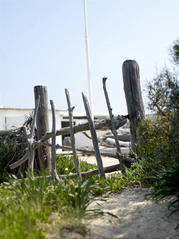 无人,栏杆,竖图,室外,白天,正面,旅游,度假,美景,沙滩,道路,路,法国,欧洲,阴影,光线,沙子,影子,栅栏,海岸,景观,篱笆,围栏,小路,交通,沙地,娱乐,护栏,蓝色,蓝天,天空,阳光,自然,天,享受,休闲,景色,放松,晴朗,西欧,法兰西,自然风光,瓦尔省,万里无云,法兰西共和国,法兰西第五共和国,普罗旺斯.阿尔卑斯.蓝色海岸,普罗旺斯.阿尔卑斯.蓝色海岸大区,瓦尔,圣特罗佩,海滩,晴空,晴空万里,彩图