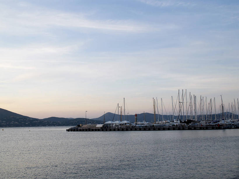 帆船,无人,横图,室外,白天,正面,度假,海浪,海洋,美景,日落,山,山脉,城市风光,城市,船,法国,欧洲,停靠,景观,浪花,山峰,晚霞,霞光,云,云朵,落日,山峦,云彩,娱乐,白云,海水,黄昏,交通工具,群山,享受,休闲,景色,彩霞,放松,西欧,停泊,法兰西,载具,海景,瓦尔省,法兰西共和国,法兰西第五共和国,夕照,薄暮,普罗旺斯.阿尔卑斯.蓝色海岸,普罗旺斯.阿尔卑斯.蓝色海岸大区,瓦尔,圣特罗佩,大海,风浪,海,海水的波动,近岸浪,涌浪,夕阳,彩图,傍晚,斜阳