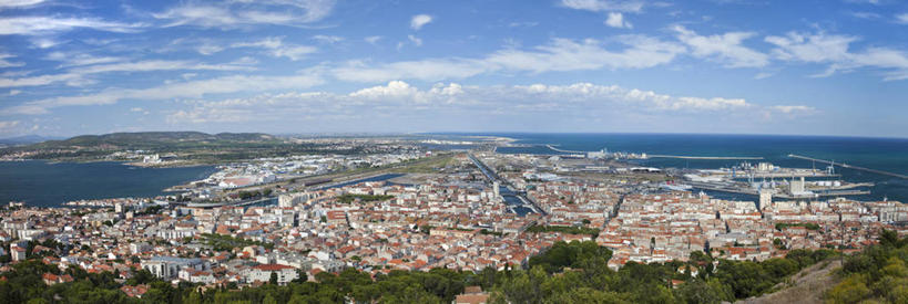 无人,家,横图,全景,室外,白天,正面,旅游,度假,海浪,海洋,美景,沙滩,树林,天际线,植物,城市风光,城市,建筑,法国,欧洲,阴影,光线,沙子,影子,房屋,屋子,海岸,景观,浪花,水平线,云,云朵,公寓,建筑群,辽阔,海平线,沙地,云彩,娱乐,建设,洋房,楼房,住宅,树,树木,蓝色,绿色,白云,蓝天,天空,阳光,自然,海水,天,享受,休闲,广阔,景色,放松,生长,晴朗,成长,一望无际,西欧,法兰西,海景,法兰西共和国,法兰西第五共和国,无边无际,一马平川,埃罗,朗格多克.鲁西永,埃罗省,朗格多克.鲁西永大区,大海,风浪,海,海水的波动,海滩,近岸浪,涌浪,晴空,彩图,房子,塞特港,水天相接,水天一线