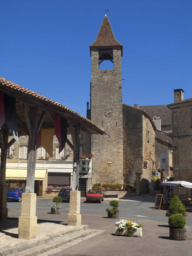 无人,教堂,竖图,室外,白天,正面,旅游,度假,标志建筑,道路,地标,建筑,路,公路,汽车,爱尔兰,欧洲,阴影,节日,时间,光线,时钟,影子,交通,计时,方向,文化,娱乐,建设,箭头,车,蓝色,蓝天,天空,阳光,钟表,交通工具,轿车,天,祈祷,享受,休闲,健康,表,旅游胜地,放松,许愿,宗教,信仰,晴朗,纪念,祈求,指向,西欧,载具,信念,万里无云,爱尔兰共和国,簇,塔钟,阿尔斯特,阿尔斯特省,阿洛斯特,多尼戈尔,多尼戈尔郡,平安,钟,晴空,晴空万里,马路,彩图,大教堂,礼拜堂