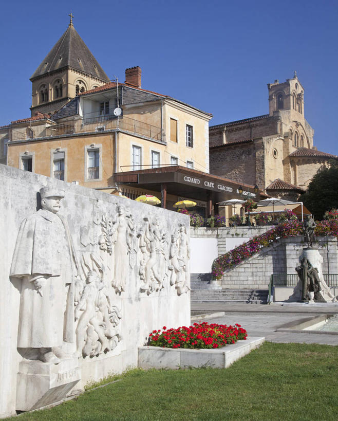 无人,教堂,竖图,室外,白天,正面,旅游,度假,草地,草坪,名胜古迹,植物,标志建筑,地标,建筑,雕塑,法国,欧洲,阴影,节日,遗迹,艺术,装饰,光线,雕刻,雕像,影子,墙,古迹,文化,文物,娱乐,建设,古建筑,墙壁,墙面,草,蓝色,绿色,蓝天,天空,阳光,工艺品,天,祈祷,享受,休闲,健康,旅游胜地,放松,许愿,宗教,信仰,晴朗,纪念,祈求,美术,西欧,法兰西,主题,陈列,信念,古文明,万里无云,法兰西共和国,功能,美学,法兰西第五共和国,南部.比利牛斯,南部.比利牛斯大区,上加龙,上加龙省,平安,晴空,晴空万里,彩图,大教堂,礼拜堂,圣戈当区