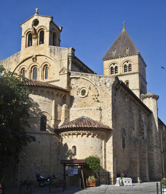 无人,教堂,竖图,室外,白天,仰视,旅游,度假,名胜古迹,标志建筑,道路,地标,建筑,路,公路,法国,欧洲,阴影,节日,遗迹,时间,光线,时钟,影子,交通,计时,古迹,文化,文物,娱乐,建设,古建筑,蓝色,蓝天,天空,阳光,钟表,天,祈祷,享受,休闲,健康,表,旅游胜地,放松,许愿,宗教,信仰,晴朗,纪念,祈求,西欧,法兰西,信念,古文明,万里无云,法兰西共和国,法兰西第五共和国,塔钟,南部.比利牛斯,南部.比利牛斯大区,上加龙,上加龙省,平安,钟,晴空,晴空万里,马路,彩图,低角度拍摄,大教堂,礼拜堂,圣戈当区