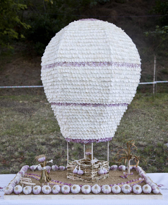 无人,竖图,室外,白天,正面,草地,草坪,植物,蔬菜,蒜,雕塑,法国,欧洲,新鲜,艺术,装饰,飞行,雕刻,雕像,食品,交通,蒜头,航空,草,食物,绿色,热气球,工艺品,交通工具,运输,有机食品,绿色食品,纪念,美术,西欧,法兰西,载具,主题,陈列,法兰西共和国,功能,美学,法兰西第五共和国,胡蒜,南部.比利牛斯,南部.比利牛斯大区,塔恩省,大蒜,彩图,卡斯特尔区,洛特勒克