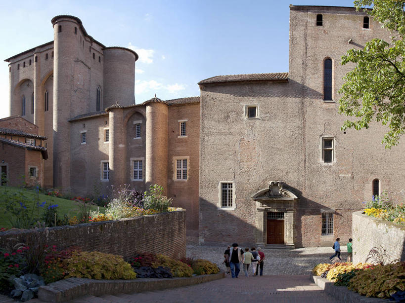 西方人,博物馆,家,宫殿,站,走,横图,室外,白天,仰视,旅游,度假,草地,草坪,名胜古迹,植物,标志建筑,道路,地标,建筑,路,法国,欧洲,欧洲人,行人,游客,游人,阴影,服装,研究,遗迹,光线,影子,房屋,屋子,云,云朵,公寓,小路,交通,许多人,教育,云彩,休闲装,古迹,文物,娱乐,建设,古建筑,洋房,楼房,路人,旅客,住宅,草,树,树木,衣服,蓝色,绿色,白云,蓝天,天空,阳光,自然,天,站着,一群人,享受,休闲,休闲服,旅游胜地,放松,服饰,生长,晴朗,成长,展览,宫廷,西欧,欣赏,法兰西,陈列,古文明,法兰西共和国,首府,法兰西第五共和国,王宫,南部.比利牛斯,典藏,过客,南部.比利牛斯大区,塔恩省,男人,男性,年轻男性,年轻女性,女人,女性,白种人,晴空,步行,散步,站立,走路,彩图,低角度拍摄,全身,房子,皇宫,阿尔比