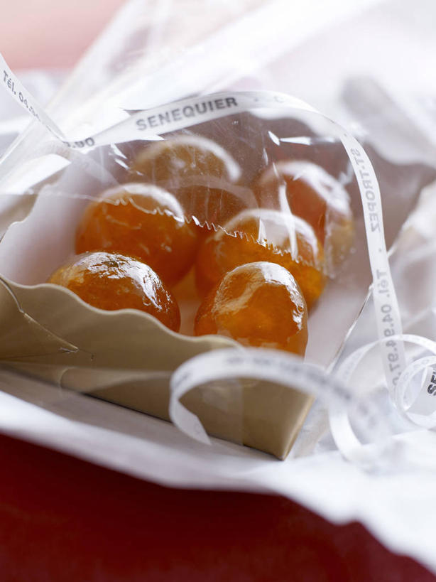 无人,竖图,俯视,室内,特写,白天,餐桌,桌子,餐具,礼盒,礼物,法国,欧洲,一排,许多,阴影,朦胧,模糊,整齐,并列,并排,反射,碟子,盘,影子,纸盒,食品,很多,盒子,食物,腌制,排列,一个,包装盒,盘子,礼品盒,碟,甜食,礼品,蜜饯,单个,餐台,西欧,队列,法兰西,平行,果脯,瓦尔省,法兰西共和国,法兰西第五共和国,普罗旺斯.阿尔卑斯.蓝色海岸,普罗旺斯.阿尔卑斯.蓝色海岸大区,瓦尔,圣特罗佩,彩图,高角度拍摄