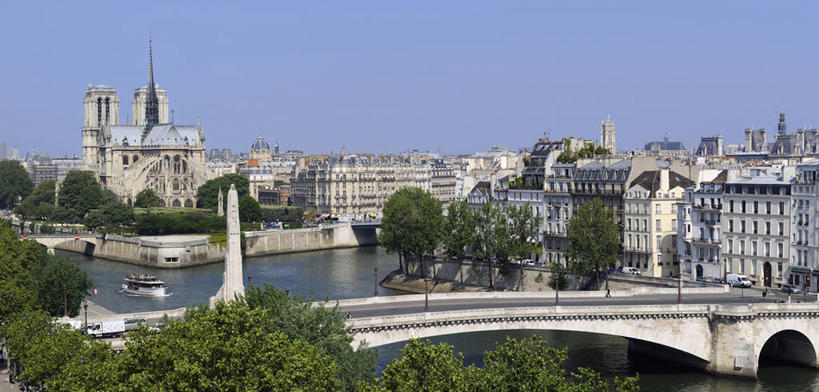 无人,家,高楼大厦,教堂,横图,室外,白天,正面,度假,河流,美景,水,城市风光,标志建筑,城市,大桥,大厦,地标,建筑,轮船,摩天大楼,桥梁,船,法国,巴黎,巴黎圣母院,欧洲,阴影,节日,光线,影子,房屋,屋子,河水,景观,水流,建筑群,桥,首都,文化,娱乐,建设,楼房,住宅,蓝色,蓝天,天空,阳光,交通工具,天,祈祷,享受,休闲,健康,景色,放松,许愿,宗教,信仰,晴朗,纪念,哥特式,祈求,基督教,西欧,法兰西,载具,塞纳河,信念,哥特式建筑,跨线桥,万里无云,法兰西共和国,巴黎圣母院大教堂,法兰西第五共和国,法兰西岛,法兰西岛大区,城岛,西岱岛,西堤岛,平安,晴空,晴空万里,彩图,房子,大教堂,大楼,高层建筑,高楼,礼拜堂,摩天楼,斯德岛,西泰岛,巴黎省,巴黎市