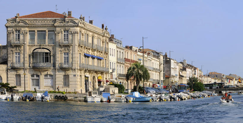 无人,家,码头,横图,室外,白天,正面,度假,河流,美景,水,植物,城市风光,城市,港口,轮船,船,法国,欧洲,阴影,光线,影子,房屋,屋子,河水,景观,水流,公寓,娱乐,洋房,楼房,住宅,树,树木,蓝色,绿色,蓝天,天空,阳光,自然,交通工具,天,享受,休闲,景色,放松,生长,晴朗,成长,西欧,法兰西,载具,万里无云,法兰西共和国,法兰西第五共和国,埃罗,朗格多克.鲁西永,埃罗省,朗格多克.鲁西永大区,晴空,晴空万里,彩图,房子,摆渡口,埠头,渡口,渡头,港湾,海港,货运码头,口岸,商港