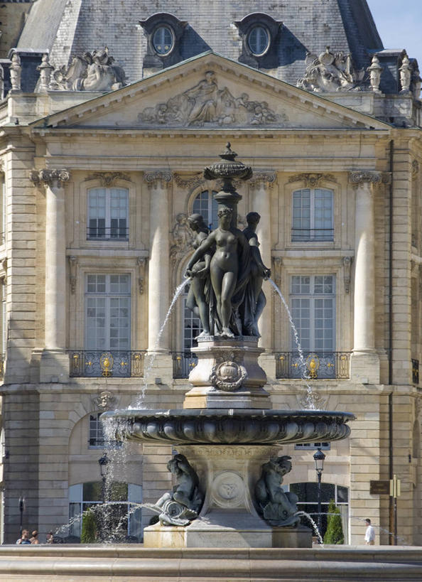 无人,竖图,室外,白天,正面,旅游,度假,窗户,标志建筑,地标,建筑,喷泉,雕塑,法国,欧洲,阴影,艺术,装饰,光线,雕刻,雕像,影子,景观,文化,娱乐,建设,玻璃窗,蓝色,蓝天,天空,阳光,工艺品,天,品味,享受,休闲,旅游胜地,放松,晴朗,纪念,美术,西欧,法兰西,主题,水景,陈列,万里无云,法兰西共和国,首府,波尔多,阿基坦,功能,美学,美观,法兰西第五共和国,亚魁当,波尔多市,吉伦特省,阿基坦大区,吉伦特,设计,晴空,晴空万里,彩图,交易所广场