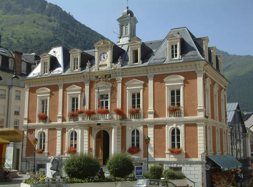 无人,横图,室外,白天,正面,旅游,度假,草地,草坪,山,山脉,树林,植物,窗户,标志建筑,地标,建筑,法国,欧洲,阴影,光线,影子,山峰,山峦,娱乐,建设,玻璃窗,草,树,树木,蓝色,绿色,蓝天,天空,阳光,自然,群山,天,享受,休闲,旅游胜地,放松,生长,晴朗,成长,西欧,法兰西,市政厅,万里无云,法兰西共和国,法兰西第五共和国,南部.比利牛斯,上比利牛斯省,南部.比利牛斯大区,晴空,晴空万里,彩图,科特雷特