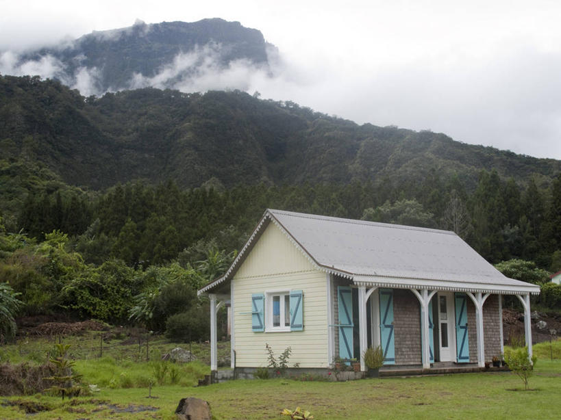 无人,家,横图,室外,白天,正面,旅游,度假,草地,草坪,美景,山,山脉,树林,植物,雾,法国,欧洲,朦胧,模糊,房屋,屋子,景观,山峰,山峦,娱乐,楼房,住宅,草,树,树木,绿色,自然,群山,享受,休闲,景色,放松,生长,成长,迷雾,西欧,法兰西,自然风光,法兰西共和国,法兰西第五共和国,留尼汪,留尼汪岛,大雾,彩图,房子