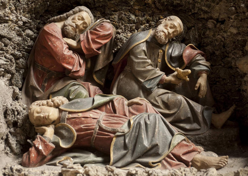 西方人,胡须,无人,三个人,教堂,坐,躺,横图,室内,白天,正面,民族服装,旅游,度假,名胜古迹,标志建筑,地标,建筑,雕塑,法国,欧洲,欧洲人,服装,节日,遗迹,艺术,装饰,雕刻,雕像,古迹,文化,文物,娱乐,建设,古建筑,衣服,工艺品,祈祷,享受,休闲,健康,旅游胜地,放松,许愿,宗教,服饰,信仰,纪念,祈求,美术,衣着,西欧,穿着,法兰西,主题,陈列,信念,古文明,法兰西共和国,功能,美学,法兰西第五共和国,衣饰,南部.比利牛斯,阿韦龙省,南部.比利牛斯大区,卧着,平安,男人,男性,中年男性,白种人,胡子,络腮胡,躺着,卧,坐着,彩图,全身,传统服装,民俗服,大教堂,礼拜堂,罗德兹区