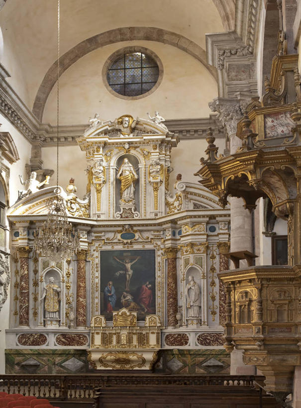 无人,教堂,竖图,室内,白天,正面,旅游,度假,名胜古迹,标志建筑,地标,建筑,椅子,法国,欧洲,节日,遗迹,香炉,木椅,墙,古迹,文化,文物,娱乐,建设,古建筑,墙壁,墙面,祈祷,享受,休闲,健康,旅游胜地,放松,许愿,宗教,信仰,纪念,祈求,祭奠,祭祀,西欧,法兰西,祭坛,信念,古文明,法兰西共和国,法兰西第五共和国,敬拜,南部.比利牛斯,阿韦龙省,南部.比利牛斯大区,平安,彩图,大教堂,礼拜堂,罗德兹区