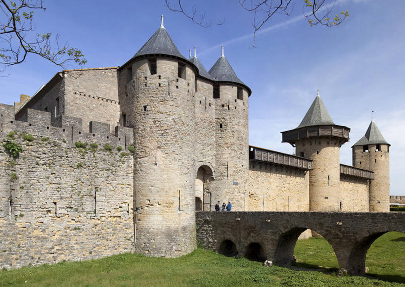 无人,家,教堂,横图,室外,白天,正面,旅游,度假,草地,草坪,名胜古迹,植物,标志建筑,地标,建筑,桥梁,法国,欧洲,阴影,节日,遗迹,光线,影子,堡垒,城堡,房屋,屋子,云,云朵,公寓,桥,枝条,云彩,古迹,文化,文物,娱乐,建设,古建筑,石桥,洋房,楼房,拱桥,住宅,草,树,树木,树枝,蓝色,绿色,白云,蓝天,天空,阳光,自然,天,祈祷,享受,休闲,健康,旅游胜地,放松,许愿,宗教,信仰,拱形,生长,晴朗,成长,纪念,人行桥,石拱桥,祈求,基督教,西欧,要塞,天主教,法兰西,信念,古文明,法兰西共和国,卡尔卡松,首府,法兰西第五共和国,虬枝,枝杈,朗格多克.鲁西永,朗格多克.鲁西永大区,设防,奥德省,平安,晴空,彩图,房子,大教堂,礼拜堂,卡尔卡松区