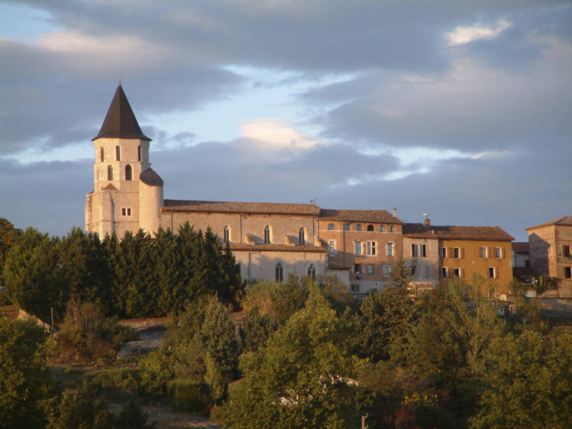 无人,家,教堂,横图,室外,白天,正面,旅游,度假,美景,植物,城市风光,城市,建筑,法国,欧洲,阴影,节日,光线,影子,房屋,屋子,景观,云,云朵,公寓,云彩,文化,娱乐,建设,洋房,楼房,住宅,树,树木,蓝色,绿色,白云,蓝天,天空,阳光,自然,天,祈祷,享受,休闲,健康,景色,放松,许愿,宗教,信仰,生长,晴朗,成长,纪念,祈求,西欧,法兰西,信念,法兰西共和国,法兰西第五共和国,南部.比利牛斯,南部.比利牛斯大区,塔恩.加龙省,平安,晴空,彩图,房子,大教堂,礼拜堂,阿尔比区,拉巴斯蒂代德莱维