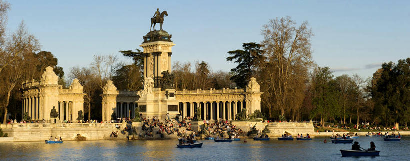 西方人,公园,坐,横图,室外,白天,正面,旅游,度假,湖,湖泊,水,植物,标志建筑,地标,建筑,船,雕塑,西班牙,欧洲,欧洲人,行人,游客,游人,阴影,波纹,服装,艺术,装饰,光线,雕刻,雕像,影子,湖面,水流,水面,木船,涟漪,首都,许多人,娱乐,建设,丽池公园,路人,旅客,树,树木,衣服,蓝色,绿色,倒影,蓝天,水纹,天空,阳光,自然,工艺品,交通工具,波浪,湖水,天,一群人,享受,休闲,马德里,旅游胜地,放松,服饰,生长,晴朗,成长,纪念,美术,倒映,舟,衣着,穿着,南欧,载具,主题,陈列,万里无云,水晕,西班牙王国,功能,美学,马德里自治区,衣饰,反照,过客,男人,男性,年轻男性,年轻女性,女人,女性,白种人,晴空,晴空万里,坐着,彩图,全身