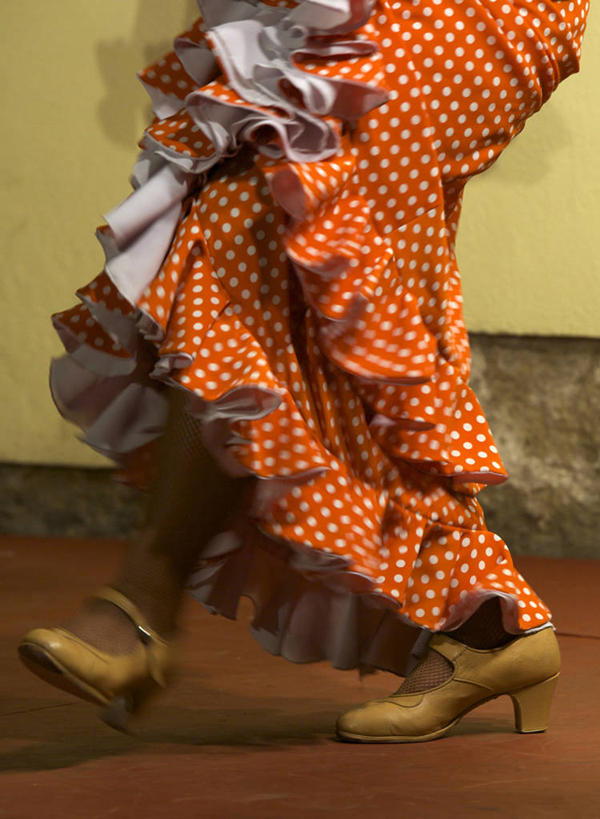 西方人,一个人,竖图,室内,白天,侧面,高跟鞋,裙子,时尚,跳舞,热情,鞋子,欧洲,欧洲人,仅一个年轻女性,仅一个女性,仅一个人,一双,阴影,连衣裙,反射,影子,墙,墙壁,墙面,橙色,激情,时髦,舞姿,时兴,豪情,狂热,年轻女性,女人,女性,白种人,半身,彩图,舞蹈,弗拉明戈,弗拉明戈舞