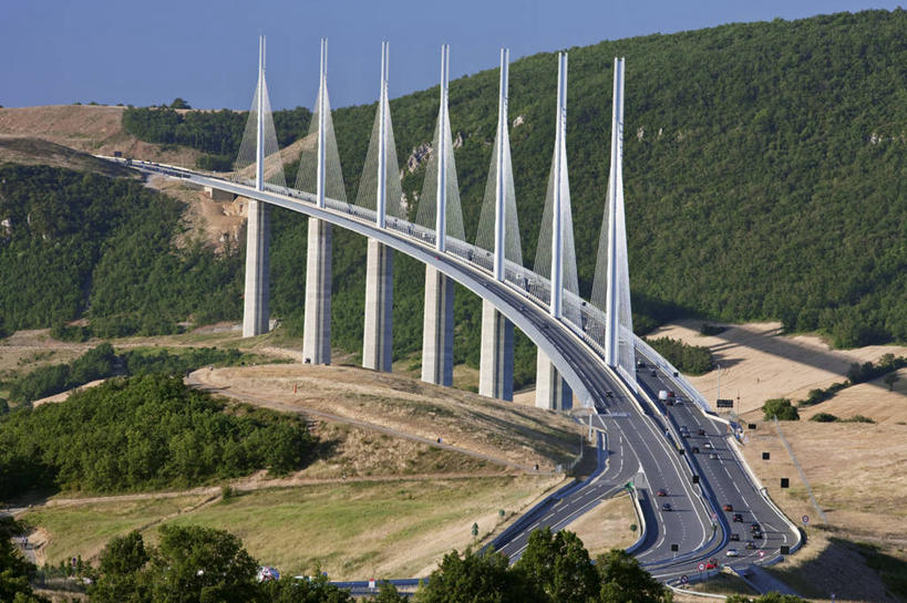 无人,横图,俯视,航拍,室外,白天,旅游,度假,草地,草坪,美景,森林,山,山脉,树林,植物,标志建筑,大桥,道路,地标,建筑,路,桥梁,公路,汽车,法国,欧洲,阴影,光线,影子,景观,山峰,高架,桥,分界线,停车线,交通,山峦,娱乐,建设,车,草,树,树木,蓝色,绿色,蓝天,天空,阳光,自然,交通工具,轿车,群山,天,驾驶,行驶,享受,休闲,旅游胜地,景色,放松,生长,晴朗,成长,车行道,车行道分界线,操纵,控制,西欧,鸟瞰,法兰西,自然风光,载具,标线,高架桥,操控,车行线,高架道路,跨线桥,万里无云,法兰西共和国,法兰西第五共和国,把持,南部.比利牛斯,阿韦龙省,南部.比利牛斯大区,塔恩河,米约大桥,米约高架桥,密佑高架桥,晴空,晴空万里,马路,彩图,高角度拍摄,米约区,米约