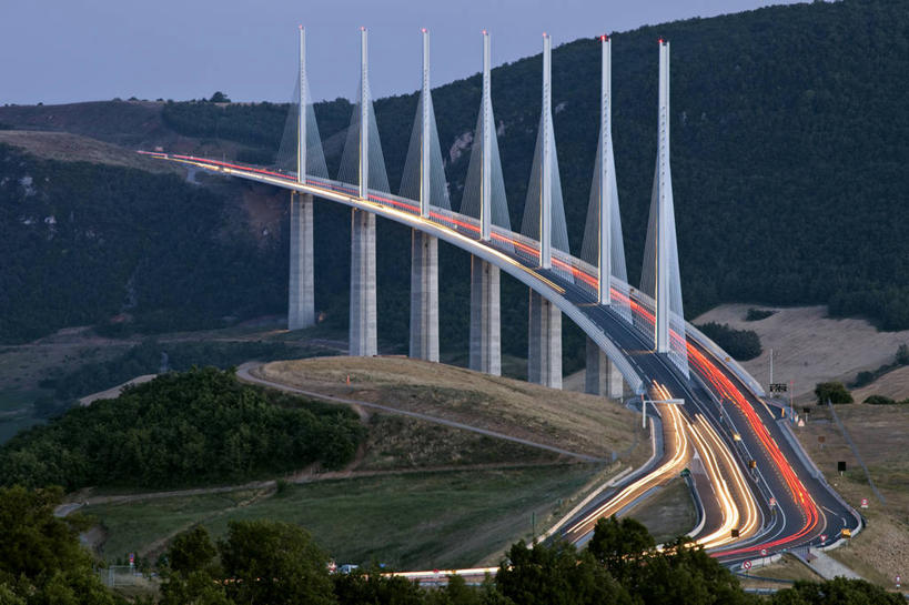 无人,横图,俯视,航拍,室外,白天,长时间曝光,旅游,度假,草地,草坪,美景,日落,森林,山,山脉,树林,植物,标志建筑,大桥,道路,地标,建筑,路,桥梁,公路,汽车,法国,欧洲,景观,山峰,晚霞,霞光,落日,高架,桥,分界线,停车线,交通,山峦,娱乐,建设,车,草,树,树木,蓝色,绿色,蓝天,天空,自然,黄昏,交通工具,轿车,群山,天,驾驶,行驶,享受,休闲,旅游胜地,景色,彩霞,放松,生长,晴朗,成长,车行道,车行道分界线,操纵,控制,西欧,鸟瞰,法兰西,自然风光,载具,标线,曝光,高架桥,操控,车行线,高架道路,跨线桥,万里无云,法兰西共和国,法兰西第五共和国,把持,夕照,薄暮,南部.比利牛斯,阿韦龙省,南部.比利牛斯大区,塔恩河,米约大桥,米约高架桥,密佑高架桥,晴空,晴空万里,夕阳,马路,彩图,高角度拍摄,傍晚,米约区,米约,斜阳