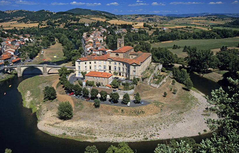 无人,家,横图,俯视,航拍,室外,白天,旅游,度假,草地,草坪,河流,石头,美景,水,峡谷,植物,建筑,法国,欧洲,阴影,光线,石子,瓦片,影子,房屋,屋顶,屋子,河水,景观,水流,云,云朵,山谷,云彩,顶棚,瓦,娱乐,楼房,住宅,草,树,树木,蓝色,绿色,白云,蓝天,天空,阳光,自然,天,享受,休闲,景色,放松,建造,生长,晴朗,成长,西欧,岩层,鸟瞰,法兰西,自然风光,屋瓦,法兰西共和国,法兰西第五共和国,奥弗涅,奥弗涅大区,石块,岩石,晴空,彩图,高角度拍摄,房子,阿列省