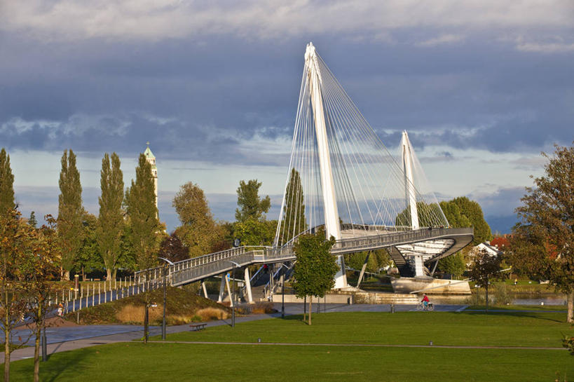 无人,家,横图,室外,白天,正面,旅游,度假,草地,草坪,美景,植物,大桥,桥梁,法国,欧洲,阴影,光线,影子,房屋,屋子,景观,云,云朵,高架,桥,云彩,娱乐,楼房,住宅,草,树,树木,蓝色,绿色,白云,蓝天,天空,阳光,自然,天,享受,休闲,景色,放松,生长,晴朗,成长,阿尔萨斯,西欧,法兰西,自然风光,高架桥,高架道路,跨线桥,法兰西共和国,首府,法兰西第五共和国,斯特拉斯堡,阿尔萨斯大区,晴空,彩图,房子,下莱茵省