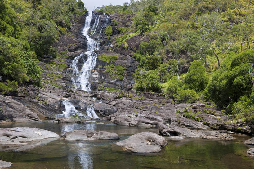 无人,横图,室外,白天,正面,旅游,度假,河流,石头,美景,瀑布,森林,树林,水,植物,法国,欧洲,飞溅,溅,石子,液体,河水,景观,水滴,水流,悬崖,娱乐,水珠,树,树木,绿色,自然,享受,休闲,景色,放松,生长,成长,西印度群岛,西欧,喷洒,法兰西,自然风光,法兰西共和国,法兰西第五共和国,加勒比群岛,小安的列斯群岛,绝壁,安的列斯群岛,瓜德罗普,瓜德罗普岛,跌水,石块,岩石,彩图,格朗德特尔岛,瓜地洛普