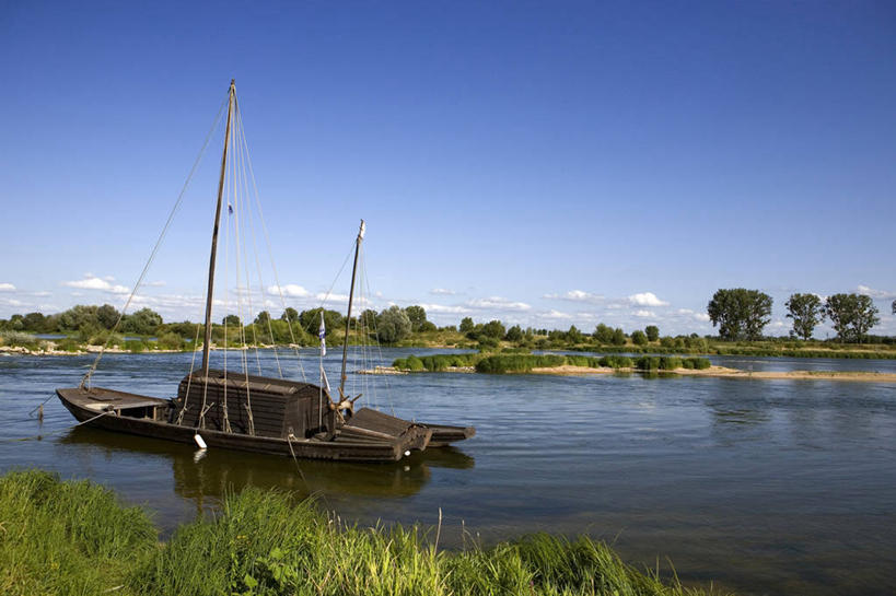 帆船,无人,横图,室外,白天,正面,旅游,度假,草地,草坪,河流,美景,水,植物,船,法国,欧洲,一艘,阴影,波纹,光线,影子,河水,景观,水流,云,云朵,涟漪,云彩,娱乐,草,树,树木,蓝色,绿色,白云,倒影,蓝天,水纹,天空,阳光,自然,交通工具,波浪,天,享受,休闲,景色,放松,生长,晴朗,成长,倒映,西欧,法兰西,自然风光,载具,法兰西共和国,水晕,法兰西第五共和国,反照,卢瓦雷省,中央大区,晴空,彩图