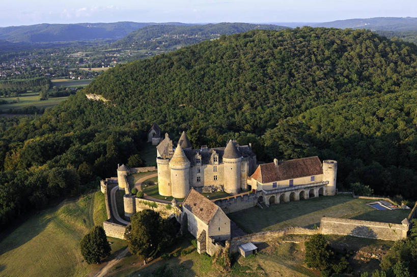 无人,家,横图,俯视,航拍,室外,白天,旅游,度假,草地,草坪,名胜古迹,森林,山,山脉,树林,植物,标志建筑,地标,建筑,法国,欧洲,阴影,遗迹,光线,影子,堡垒,城堡,房屋,屋子,山峰,山峦,古迹,文物,娱乐,建设,古建筑,楼房,住宅,草,树,树木,蓝色,绿色,蓝天,天空,阳光,自然,群山,天,享受,休闲,旅游胜地,放松,生长,晴朗,成长,西欧,要塞,鸟瞰,法兰西,古文明,万里无云,法兰西共和国,阿基坦,法兰西第五共和国,多尔多涅省,亚魁当,阿基坦大区,设防,多尔多涅,晴空,晴空万里,彩图,高角度拍摄,房子,佩里格区