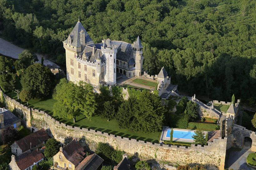 无人,家,横图,俯视,航拍,室外,白天,旅游,度假,草地,草坪,名胜古迹,森林,树林,植物,标志建筑,地标,建筑,法国,欧洲,阴影,遗迹,光线,影子,堡垒,城堡,房屋,屋子,公寓,古迹,文物,娱乐,建设,古建筑,洋房,楼房,住宅,草,树,树木,绿色,阳光,自然,享受,休闲,旅游胜地,放松,生长,成长,西欧,要塞,鸟瞰,法兰西,古文明,法兰西共和国,阿基坦,法兰西第五共和国,多尔多涅省,亚魁当,阿基坦大区,设防,多尔多涅,彩图,高角度拍摄,房子,萨拉拉卡内达区,维特拉克