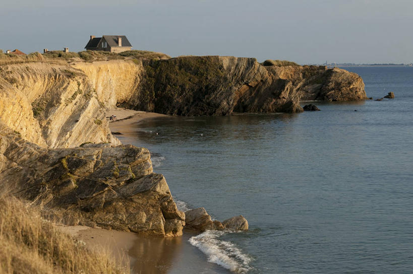 无人,家,横图,室外,白天,正面,旅游,度假,海浪,海洋,石头,美景,沙滩,法国,欧洲,阴影,光线,沙子,石子,影子,房屋,屋子,海岸,景观,浪花,悬崖,沙地,娱乐,楼房,住宅,蓝色,蓝天,天空,阳光,自然,海水,天,享受,休闲,景色,放松,晴朗,西欧,法兰西,自然风光,海景,万里无云,法兰西共和国,卢瓦尔河地区,法兰西第五共和国,绝壁,卢瓦尔,卢瓦尔大区,卢瓦尔河大区,大海,风浪,海,海水的波动,海滩,近岸浪,石块,岩石,涌浪,晴空,晴空万里,彩图,房子,大西洋岸卢瓦尔省,大西洋卢瓦尔省,圣纳泽尔区,滨海皮里阿克