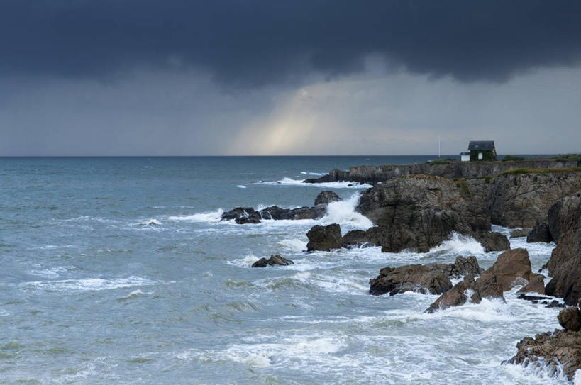 无人,横图,室外,白天,正面,旅游,度假,海浪,海洋,石头,美景,沙滩,水,法国,欧洲,飞溅,溅,沙子,石子,液体,海岸,景观,浪花,水滴,水平线,乌云,云,阴天,云朵,辽阔,海平线,沙地,云彩,娱乐,水珠,天空,自然,海水,天,享受,休闲,广阔,景色,放松,一望无际,昏暗,阴沉,西欧,喷洒,法兰西,自然风光,海景,法兰西共和国,卢瓦尔河地区,法兰西第五共和国,无边无际,一马平川,卢瓦尔,卢瓦尔大区,卢瓦尔河大区,大海,风浪,海,海水的波动,海滩,近岸浪,石块,岩石,涌浪,彩图,大西洋岸卢瓦尔省,大西洋卢瓦尔省,圣纳泽尔区,水天相接,水天一线,滨海巴特