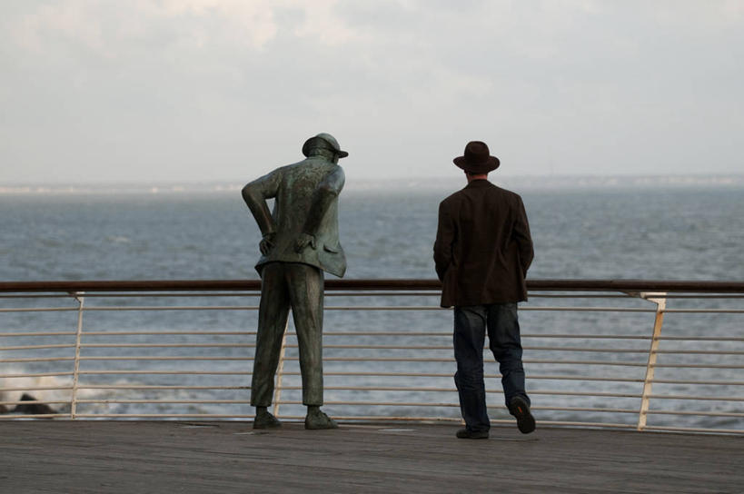 西方人,一个人,栏杆,站,横图,室外,白天,旅游,度假,海浪,海洋,沙滩,标志建筑,地标,建筑,帽子,雕塑,法国,欧洲,欧洲人,仅一个男性,仅一个人,阴影,服装,艺术,装饰,光线,雕刻,雕像,沙子,影子,海岸,浪花,云,云朵,围栏,沙地,云彩,娱乐,建设,护栏,仅一个年轻男性,背面,衣服,蓝色,白云,蓝天,天空,阳光,海水,工艺品,天,站着,享受,休闲,旅游胜地,放松,服饰,晴朗,纪念,美术,衣着,西欧,穿着,法兰西,主题,陈列,海景,法兰西共和国,卢瓦尔河地区,功能,美学,法兰西第五共和国,两尊,衣饰,卢瓦尔,卢瓦尔大区,卢瓦尔河大区,男人,男性,年轻男性,白种人,大海,风浪,海,海水的波动,海滩,近岸浪,涌浪,晴空,站立,彩图,全身,大西洋岸卢瓦尔省,大西洋卢瓦尔省