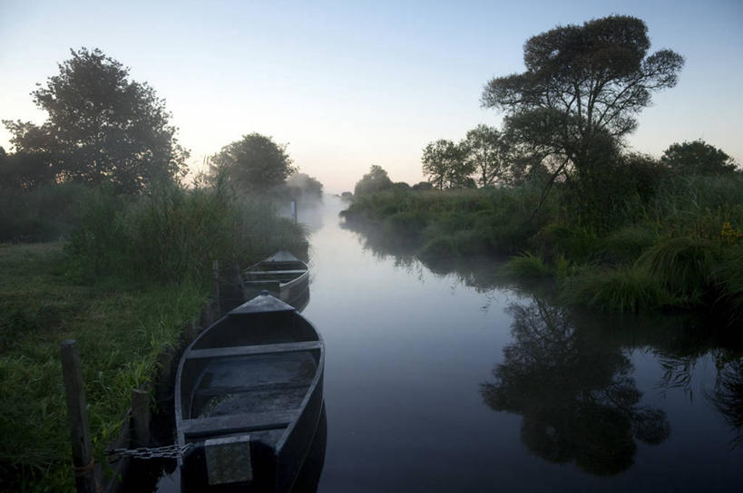 无人,横图,室外,白天,正面,旅游,度假,草地,草坪,河流,美景,水,植物,船,法国,欧洲,停靠,阴影,波纹,光线,影子,河水,景观,水流,木船,涟漪,娱乐,草,树,树木,蓝色,绿色,倒影,蓝天,水纹,天空,阳光,自然,交通工具,波浪,天,享受,休闲,景色,放松,生长,晴朗,成长,倒映,舟,西欧,停泊,法兰西,自然风光,载具,万里无云,法兰西共和国,卢瓦尔河地区,水晕,法兰西第五共和国,反照,卢瓦尔,卢瓦尔大区,卢瓦尔河大区,晴空,晴空万里,彩图,大西洋岸卢瓦尔省,大西洋卢瓦尔省,圣纳泽尔区,圣利法尔