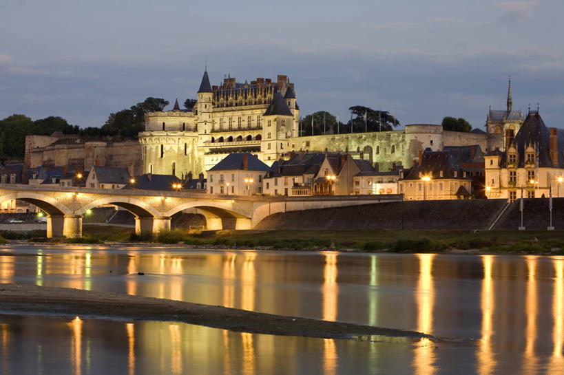 无人,家,横图,室外,白天,正面,旅游,度假,河流,名胜古迹,日落,水,植物,别墅,标志建筑,地标,建筑,路灯,桥梁,照明,法国,欧洲,阴影,波纹,遗迹,光线,影子,堡垒,城堡,房屋,屋子,河水,水流,晚霞,霞光,落日,公寓,桥,灯光,涟漪,古迹,文物,娱乐,建设,古建筑,石桥,洋房,楼房,拱桥,住宅,灯,树,树木,绿色,倒影,水纹,自然,黄昏,波浪,享受,休闲,旅游胜地,彩霞,放松,拱形,生长,成长,人行桥,石拱桥,照亮,倒映,照明设备,西欧,要塞,法兰西,古文明,法兰西共和国,水晕,法兰西第五共和国,夕照,反照,薄暮,设防,安德尔.卢瓦尔省,中央大区,昂布瓦斯,夕阳,彩图,傍晚,房子,斜阳,昂布瓦斯城堡