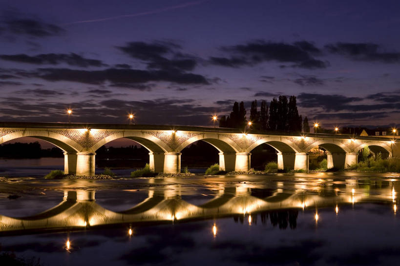 无人,横图,室外,白天,正面,旅游,度假,河流,名胜古迹,日落,水,标志建筑,地标,建筑,路灯,桥梁,照明,法国,欧洲,阴影,遗迹,光线,影子,河水,水流,晚霞,霞光,落日,桥,灯光,古迹,文物,娱乐,建设,古建筑,石桥,拱桥,灯,倒影,黄昏,享受,休闲,旅游胜地,彩霞,放松,拱形,人行桥,石拱桥,照亮,倒映,照明设备,西欧,法兰西,古文明,法兰西共和国,法兰西第五共和国,夕照,反照,薄暮,安德尔.卢瓦尔省,中央大区,昂布瓦斯,夕阳,彩图,傍晚,斜阳