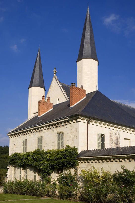 无人,竖图,室外,白天,仰视,旅游,度假,草地,草坪,名胜古迹,植物,标志建筑,地标,建筑,法国,欧洲,阴影,节日,遗迹,光线,瓦片,影子,墙,屋顶,云,云朵,云彩,顶棚,瓦,古迹,文化,文物,娱乐,建设,古建筑,墙壁,墙面,草,树,树木,蓝色,绿色,白云,蓝天,天空,阳光,自然,天,祈祷,享受,休闲,健康,旅游胜地,放松,许愿,宗教,建造,信仰,生长,晴朗,成长,纪念,祈求,基督教,西欧,天主教,法兰西,修道院,信念,古文明,屋瓦,法兰西共和国,卢瓦尔河地区,法兰西第五共和国,卢瓦尔,卢瓦尔大区,卢瓦尔河大区,神学院,修院,隐修院,曼恩.卢瓦尔省,平安,晴空,彩图,低角度拍摄,索米尔区,丰泰夫罗拉拜埃