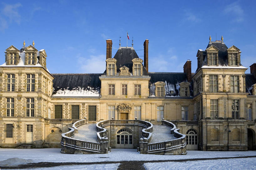 无人,家,栏杆,横图,室外,白天,正面,旅游,度假,名胜古迹,雪,大雪,别墅,楼梯,标志建筑,地标,建筑,法国,欧洲,阴影,遗迹,光线,扶手,影子,堡垒,城堡,房屋,阶梯,屋子,积雪,雪景,云,云朵,冬季,冬天,公寓,云彩,古迹,文物,娱乐,建设,古建筑,洋房,护栏,楼房,台阶,住宅,蓝色,白云,蓝天,天空,阳光,天,享受,休闲,旅游胜地,放松,寒冷,晴朗,西欧,要塞,法兰西,古文明,法兰西共和国,法兰西第五共和国,严寒,法兰西岛,枫丹白露,枫丹白露宫,枫丹白露宫苑,枫丹白露镇,法兰西岛大区,设防,塞纳.马恩省,晴空,彩图,房子