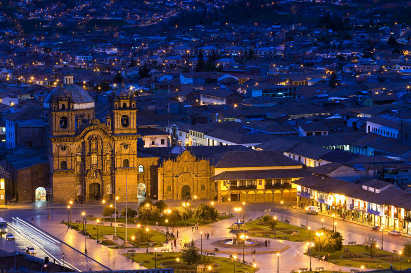 无人,家,教堂,横图,俯视,室外,夜晚,旅游,度假,草地,草坪,名胜古迹,植物,标志建筑,地标,建筑,路灯,照明,秘鲁,阴影,节日,遗迹,光线,影子,房屋,屋子,灯光,首都,古迹,文化,文物,娱乐,建设,古建筑,楼房,住宅,灯,草,树,树木,绿色,自然,祈祷,享受,休闲,健康,旅游胜地,南美,放松,许愿,宗教,信仰,生长,成长,纪念,祈求,照亮,南美洲,照明设备,拉丁美洲,美洲,信念,古文明,秘鲁共和国,利马,亚美利加洲,南亚美利加洲,玉米之仓,利马省,武器广场,平安,彩图,高角度拍摄,房子,大教堂,礼拜堂