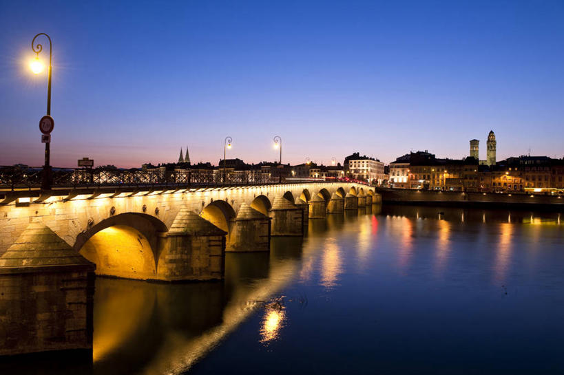 无人,家,教堂,横图,室外,白天,正面,旅游,度假,河流,名胜古迹,日落,水,标志建筑,地标,建筑,路灯,桥梁,照明,法国,欧洲,阴影,波纹,节日,遗迹,光线,影子,房屋,屋子,河水,水流,晚霞,霞光,落日,桥,灯光,涟漪,古迹,文化,文物,娱乐,建设,古建筑,石桥,楼房,拱桥,住宅,灯,倒影,水纹,黄昏,波浪,祈祷,享受,休闲,健康,旅游胜地,彩霞,放松,许愿,宗教,信仰,拱形,纪念,人行桥,石拱桥,祈求,照亮,倒映,照明设备,西欧,法兰西,信念,古文明,法兰西共和国,省会,水晕,法兰西第五共和国,夕照,反照,薄暮,格勒诺布尔,伊泽尔省,平安,夕阳,彩图,傍晚,房子,大教堂,礼拜堂,罗讷.阿尔卑斯,罗讷.阿尔卑斯大区,斜阳,格雷诺布尔区,圣洛朗迪蓬