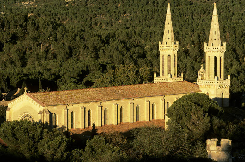 无人,横图,俯视,室外,白天,旅游,度假,名胜古迹,森林,树林,植物,标志建筑,地标,建筑,法国,欧洲,阴影,节日,遗迹,光线,影子,古迹,文化,文物,娱乐,建设,古建筑,树,树木,绿色,阳光,自然,祈祷,享受,休闲,健康,旅游胜地,放松,茂密,许愿,宗教,信仰,茂盛,生长,成长,纪念,祈求,基督教,西欧,天主教,法兰西,修道院,信念,古文明,法兰西共和国,法兰西第五共和国,普罗旺斯.阿尔卑斯.蓝色海岸,普罗旺斯.阿尔卑斯.蓝色海岸大区,神学院,修院,隐修院,罗讷河口省,罗讷河口,平安,彩图,高角度拍摄,塔拉斯孔