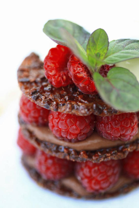 点心,无人,竖图,俯视,室内,特写,白天,下午茶,餐桌,桌子,水果,叶子,阴影,朦胧,模糊,新鲜,反射,影子,生食,食品,果实,绿叶,食物,糕点,红色,嫩叶,有机食品,绿色食品,餐台,山莓,树莓,三月泡,四月泡,山抛子,刺葫芦,悬钩子,馒头菠,高脚菠,龙船泡,泡儿刺,千层酥,拿破仑,叶,叶片,彩图,高角度拍摄,拿破仑蛋糕,蛋糕